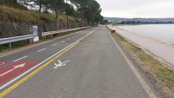 Z motorjem v kolesarja na obalni cesti: kazen bo odslužil z delom