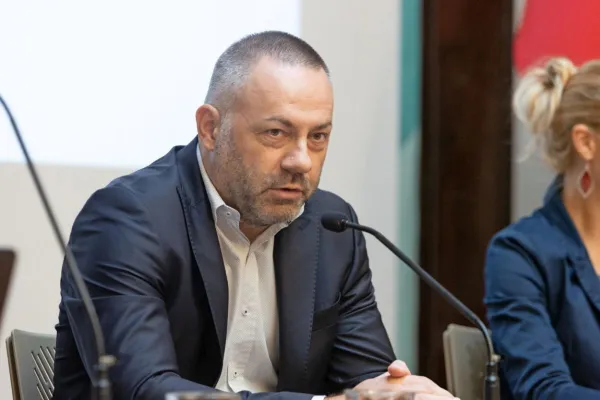 Načrt Marka Bitenca in Bojane Beović za demontažo zdravstvene reforme Golobove vlade