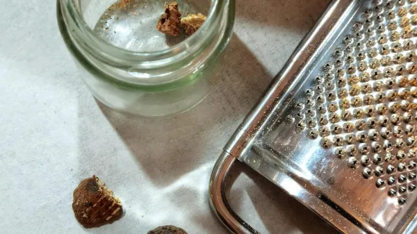 Mu&scaron;katni ore&scaron;ček je nepogre&scaron;ljiv pri kremnih juhah, perutnini, divjačini, prilogah, sladicah in sadnih biskvitih.