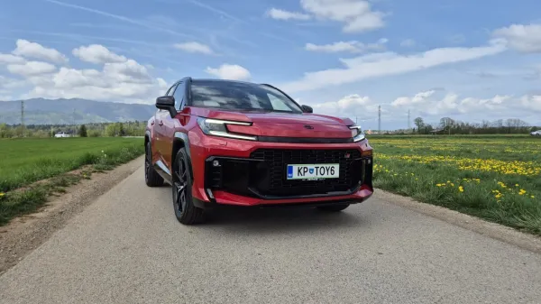 Popolnoma novi Toyota RAV4 je zdaj slovenskim kupcem na voljo za začetnih 38.500 evrov.