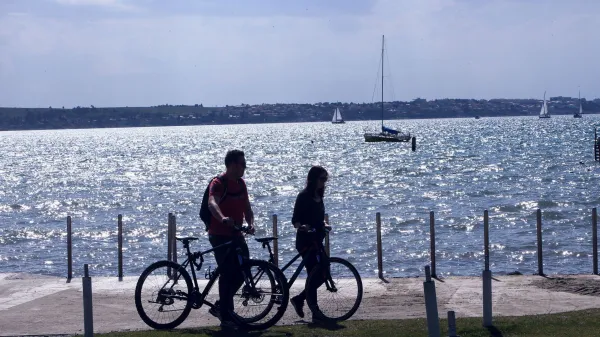 Izola, 28.04.2017Lepo sončno pomladansko vreme, sprehajalci