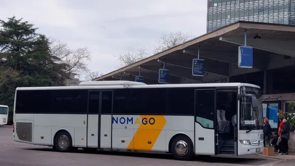 Nomagu ni znano, zakaj nekateri pobirajo potnike na Kidričevi ulici