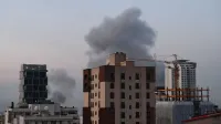 Dim nad iransko prestolnico Teheran po jutranjih zracnih napadih.