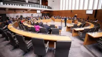 Ljubljana, DZ.Izredna seja DZ, na kateri so obravnavali predlog spremembe zakona o vladi, s katerim zelijo poslanci SDS skrciti stevilo ministrstev s sedanjih 19 na 14, ter predlog zakona o interventnih ukrepih za razvoj Slovenije poslancev NSi, SLS in Fokus, Demokratov in Resnice.
