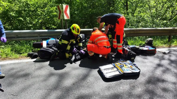 Z motorjem se je zaril v ograjo