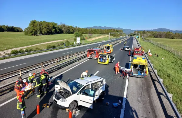 nesreča, nedelja, 3. maj, avtocesta Razdrto Postojna v smeri proti Ljubljani