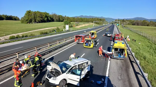 nesreča, nedelja, 3. maj, avtocesta Razdrto Postojna v smeri proti Ljubljani