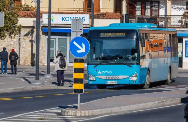 Koper, 20.1.2026Avtobusna postaja Tržnica Zeleni park Koper, Avtobus, podjetje Arriva, potniki