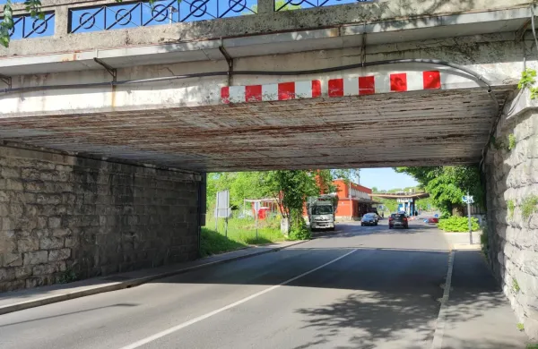 Na Vipavski cesti v Rožni Dolini, občina Nova Gorica, se je tovorno vozilo zagozdilo pod železni&scaron;ki nadvoz. Gasilci JZ GRD GE Nova Gorica so vozilo s tehničnim posegom izvlekli izpod nadvoza.