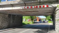Na Vipavski cesti v Rožni Dolini, občina Nova Gorica, se je tovorno vozilo zagozdilo pod železni&scaron;ki nadvoz. Gasilci JZ GRD GE Nova Gorica so vozilo s tehničnim posegom izvlekli izpod nadvoza.