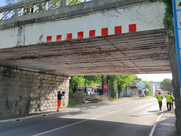 Na Vipavski cesti v Rožni Dolini, občina Nova Gorica, se je tovorno vozilo zagozdilo pod železni&scaron;ki nadvoz. Gasilci JZ GRD GE Nova Gorica so vozilo s tehničnim posegom izvlekli izpod nadvoza.