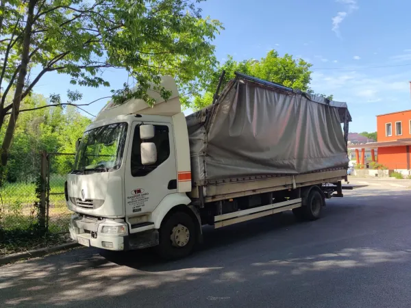Na Vipavski cesti v Rožni Dolini, občina Nova Gorica, se je tovorno vozilo zagozdilo pod železni&scaron;ki nadvoz. Gasilci JZ GRD GE Nova Gorica so vozilo s tehničnim posegom izvlekli izpod nadvoza.