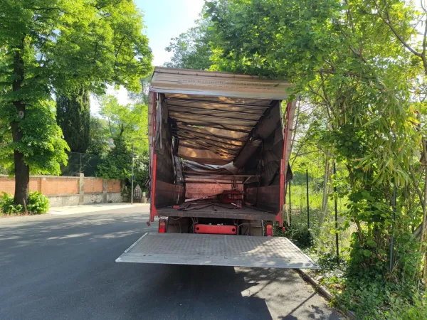 Na Vipavski cesti v Rožni Dolini, občina Nova Gorica, se je tovorno vozilo zagozdilo pod železni&scaron;ki nadvoz. Gasilci JZ GRD GE Nova Gorica so vozilo s tehničnim posegom izvlekli izpod nadvoza.