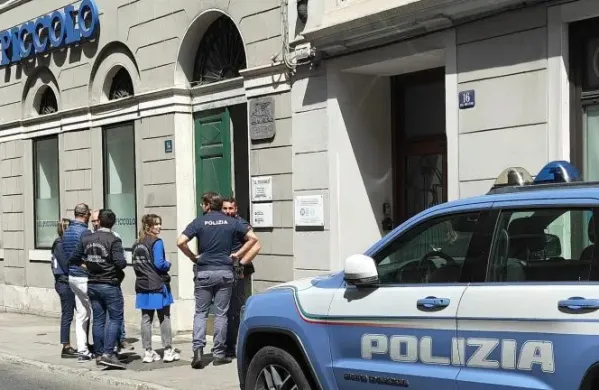 Neznanec je danes ponoči vlomil v poslopje v Ulici Mazzini v Trstu, kjer je uredni&scaron;tvo trža&scaron;kega dnevnika Il Piccolo, in povzročil kar nekaj &scaron;kode.