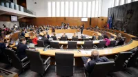 Ljubljana, DZ.Izredna seja DZ, na kateri so obravnavali predlog spremembe zakona o vladi, s katerim zelijo poslanci SDS skrciti stevilo ministrstev s sedanjih 19 na 14, ter predlog zakona o interventnih ukrepih za razvoj Slovenije poslancev NSi, SLS in Fokus, Demokratov in Resnice.