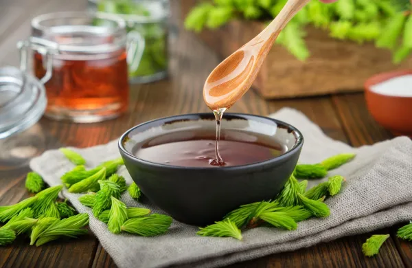 Sirup lahko vme&scaron;amo v čaj ali uživamo dve žlici do &scaron;tirikrat na dan, otroci pa polovični odmerek.