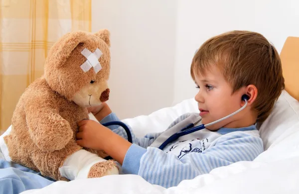 Ein Krankes Kind untersucht Teddy mit Stethoskop,Image: 102602811, License: Rights-managed, Restrictions:, Model Release: yes, Credit line: Zoonar/Erwin Wodicka, Zoonar GmbH/Alamy/Profimedia