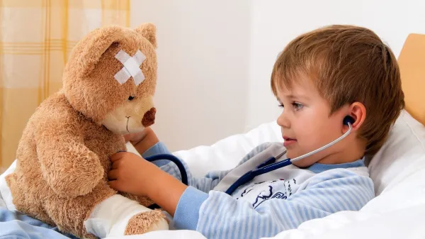 Ein Krankes Kind untersucht Teddy mit Stethoskop,Image: 102602811, License: Rights-managed, Restrictions:, Model Release: yes, Credit line: Zoonar/Erwin Wodicka, Zoonar GmbH/Alamy/Profimedia