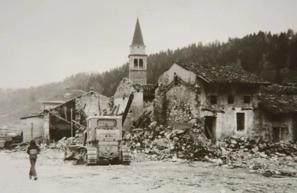 Posnetki posledic potresa 6.maja 1976 v Breginjskem kotu in poso?juavtor Miro Cenci? /Primorske novice fotografije v arhivu Gori?kega muzeja----------------------na posnetkih Breginj