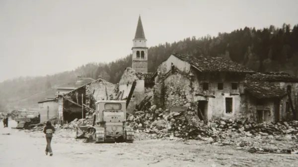 Posnetki posledic potresa 6.maja 1976 v Breginjskem kotu in poso?juavtor Miro Cenci? /Primorske novice fotografije v arhivu Gori?kega muzeja----------------------na posnetkih Breginj