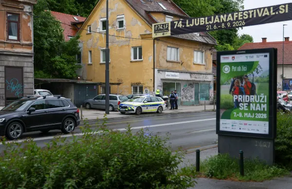 V ljubljanski &Scaron;i&scaron;ki naj bi 52-letni osumljenec z ostrim predmetom po&scaron;kodoval 31-letnico, ki z osumljencem ni v partnerskem razmerju.