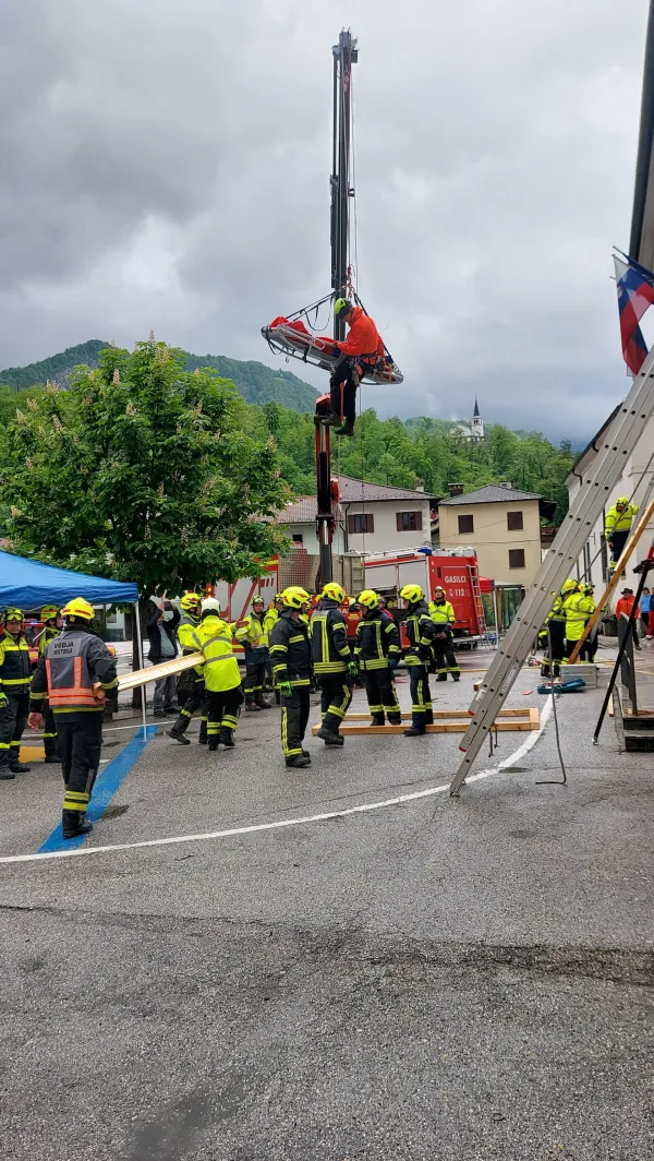 Po&scaron;kodovane so re&scaron;ili iz &ldquo;razmajane&rdquo; občinske stavbe