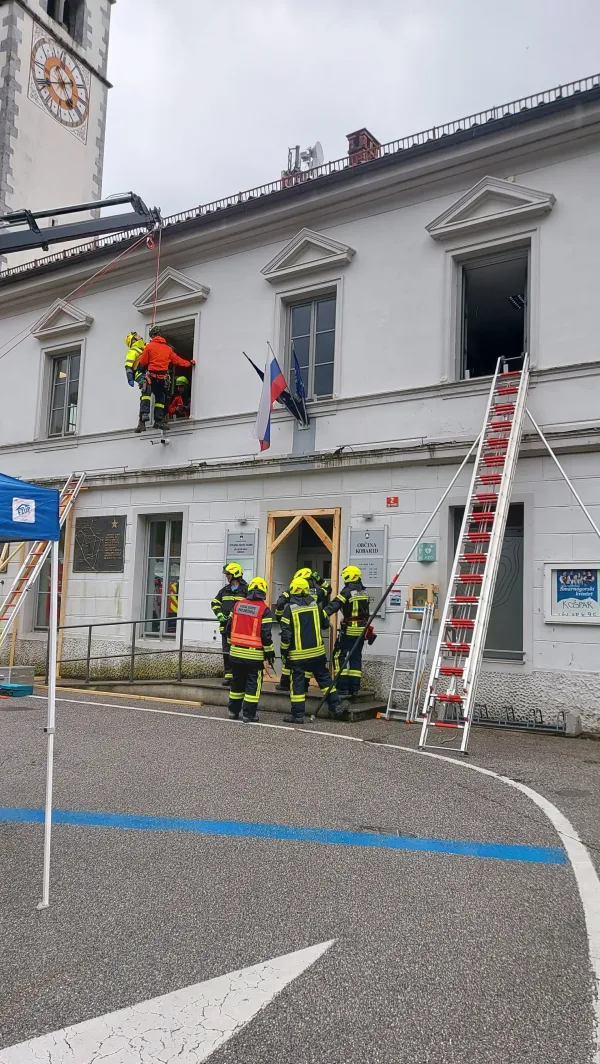 Po&scaron;kodovane so re&scaron;ili iz &ldquo;razmajane&rdquo; občinske stavbe