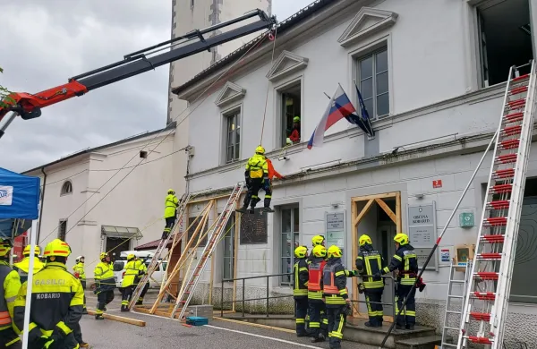 Po&scaron;kodovane so re&scaron;ili iz &ldquo;razmajane&rdquo; občinske stavbe