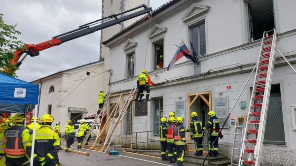 Po&scaron;kodovane so re&scaron;ili iz &ldquo;razmajane&rdquo; občinske stavbe