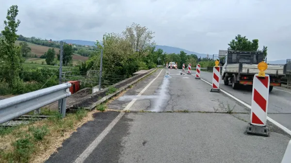 Že pol leta je polovica ceste med Bertoki in Bivjem zaprta
