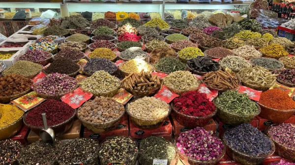 Tradicionalna tržnica v Bakuju - Nova tržnica. Gre za eno najbolj znanih in zgodovinskih tržnic v glavnem mestu Azerbajdžana, kjer prodajajo sadje, začimbe, ore&scaron;čke, čaj, kaviar, suho sadje in druge lokalne izdelke.