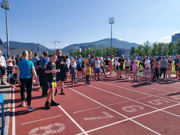 Udeleženci &nbsp;so že v prvi uri skupaj odtekli 3300 krogov in s tem napovedali, da bo padel lanski rekord &ndash; 5725 krogov.