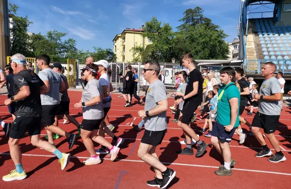Udeleženci &nbsp;so že v prvi uri skupaj odtekli 3300 krogov in s tem napovedali, da bo padel lanski rekord &ndash; 5725 krogov.