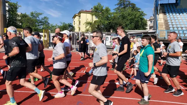 Udeleženci &nbsp;so že v prvi uri skupaj odtekli 3300 krogov in s tem napovedali, da bo padel lanski rekord &ndash; 5725 krogov.
