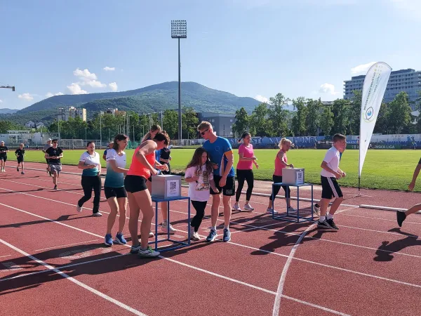 Udeleženci &nbsp;so že v prvi uri skupaj odtekli 3300 krogov in s tem napovedali, da bo padel lanski rekord &ndash; 5725 krogov.