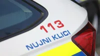 Pijani 47-letnik v Ilirski Bistrici v prtljažnik avtomobila vrgel kontejner za odpadke