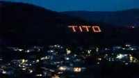Napis nad Dekani je zasvetil daleč naokrog