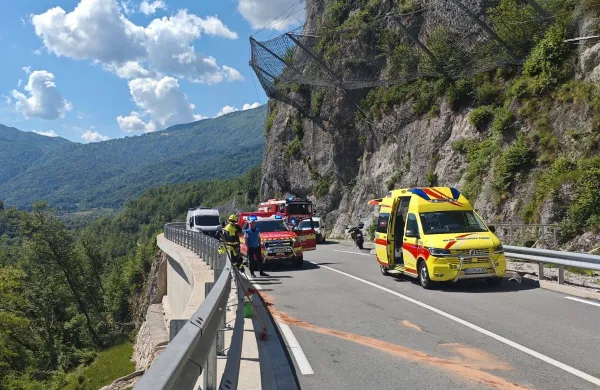 Madžarski motorist s helikopterjem v bolni&scaron;nico