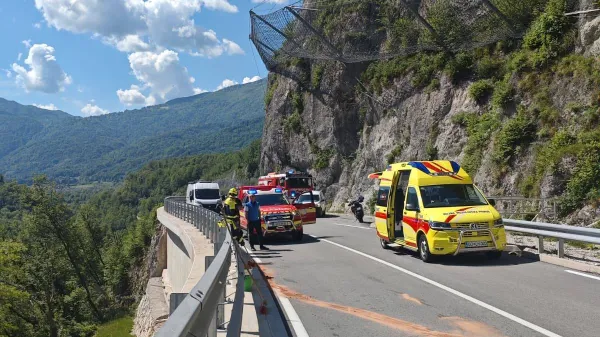 Madžarski motorist s helikopterjem v bolni&scaron;nico