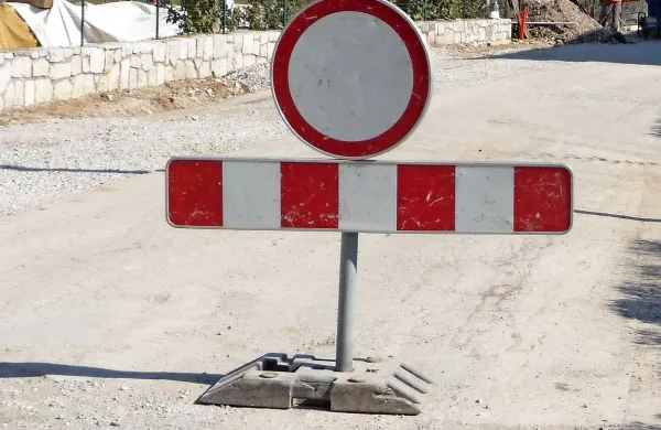 Popolna zapora ceste v vasi Imenje