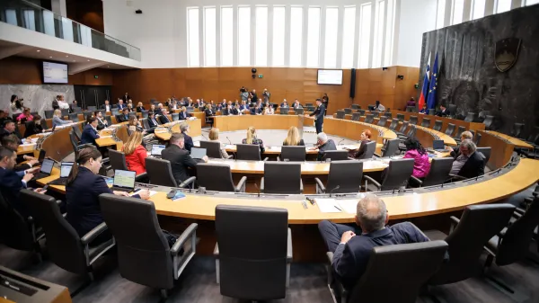 Ljubljana, DZ.Izredna seja DZ, na kateri so obravnavali predlog spremembe zakona o vladi, s katerim zelijo poslanci SDS skrciti stevilo ministrstev s sedanjih 19 na 14, ter predlog zakona o interventnih ukrepih za razvoj Slovenije poslancev NSi, SLS in Fokus, Demokratov in Resnice.