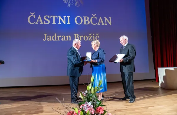 častni občan je prejel Jadran Brožič priznanja sta podelila podžupanja Majda Godina in predsednik komisije za priznanja Jože Morel.