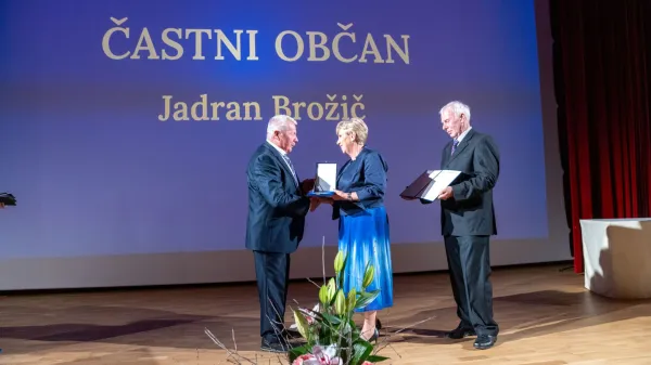 častni občan je prejel Jadran Brožič priznanja sta podelila podžupanja Majda Godina in predsednik komisije za priznanja Jože Morel.