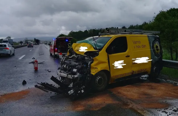Včeraj je silovito počilo med kombijem in tovornjakom.