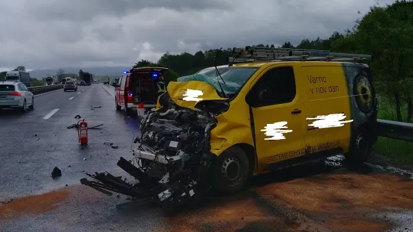 Včeraj je silovito počilo med kombijem in tovornjakom.