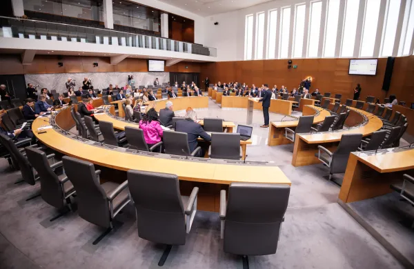 Ljubljana, DZ.Izredna seja DZ, na kateri so obravnavali predlog spremembe zakona o vladi, s katerim zelijo poslanci SDS skrciti stevilo ministrstev s sedanjih 19 na 14, ter predlog zakona o interventnih ukrepih za razvoj Slovenije poslancev NSi, SLS in Fokus, Demokratov in Resnice.