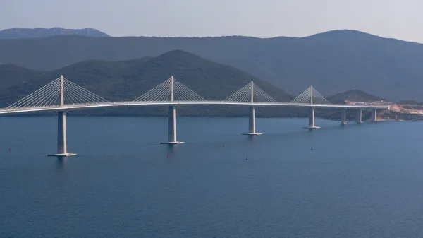 Pelje&scaron;ki most, ki pred mejo z BiH povezuje kopno s polotokom Pelje&scaron;ac, bodo jeseni sanirali.