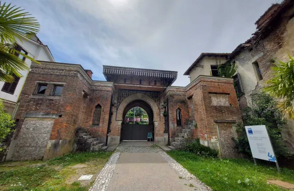 La&scaron;čakova vila vhodni objekt