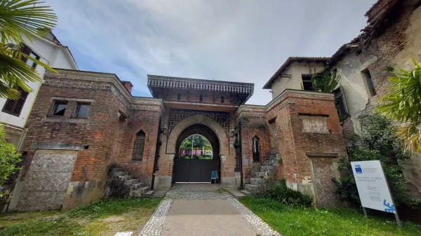 La&scaron;čakova vila vhodni objekt