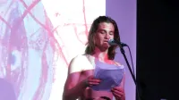 pesnik Vid Karlov&scaron;ek na predstavitvi antologije mladih pesnic in pesnikov bog si ga drka na nas (naslov z malo začetnico!) na Mladih rimah v Centru mladih Koper, 12. oktober 2022